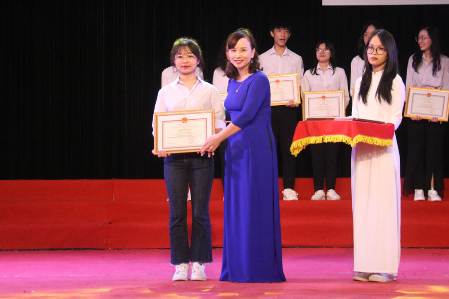 Bà Đặng Thị Quỳnh Diệp - Giám đốc Sở Giáo dục và Đào tạo Hà Tĩnh trao giấy khen cho các học sinh giỏi năm học 2021-2022.