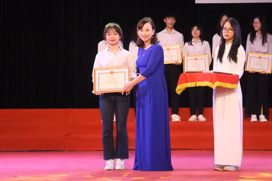 Bà Đặng Thị Quỳnh Diệp - Giám đốc Sở Giáo dục và Đào tạo Hà Tĩnh trao giấy khen cho các học sinh giỏi năm học 2021-2022.