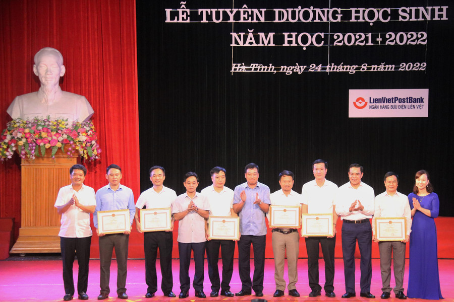 Phó Bí thư Thường trực Tỉnh ủy Trần Thế Dũng, Chủ tịch UBND tỉnh Võ Trọng Hải và các đồng chí lãnh đạo tỉnh trao Giấy khen của Sở GD&amp;ĐT cho các tập thể có thành tích trong công tác bồi dưỡng học sinh giỏi quốc gia.