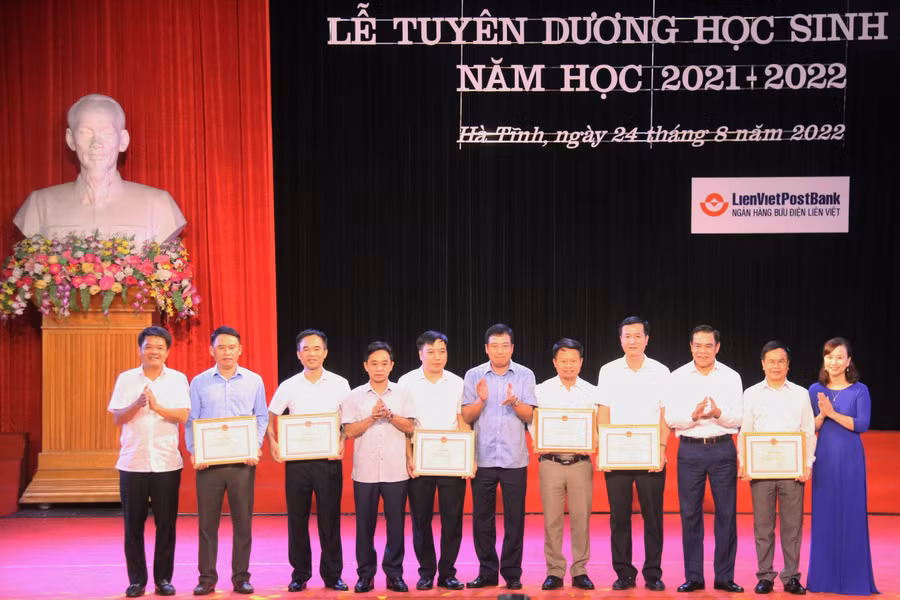 Phó Bí thư Thường trực Tỉnh ủy Trần Thế Dũng, Chủ tịch UBND tỉnh Võ Trọng Hải và các đồng chí lãnh đạo tỉnh trao Giấy khen của Sở GD&amp;ĐT cho các tập thể có thành tích trong công tác bồi dưỡng học sinh giỏi quốc gia.