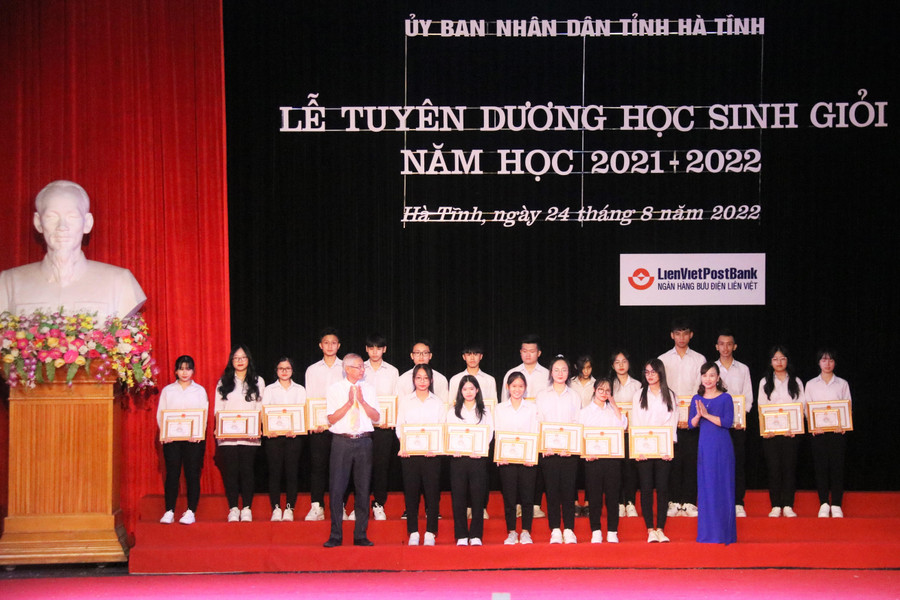 Giám đốc Sở GD&amp;ĐT Đặng Thị Quỳnh Diệp và Chủ tịch Hội Khuyến học tỉnh Đoàn Đình Anh trao Giấy khen của Sở GD&amp;ĐT cho các em học sinh đạt giải tại Kỳ thi học sinh giỏi quốc gia.