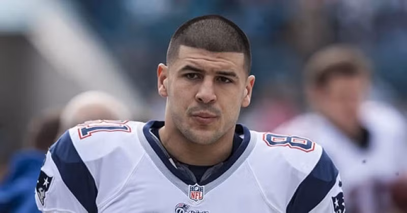 Aaron Hernandez tự tử trong xà lim.