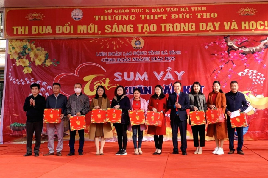 Lãnh đạo Sở GD&amp;ĐT Hà Tĩnh, Công đoàn ngành tặng quà cho giáo viên có hoàn cảnh khó khăn.