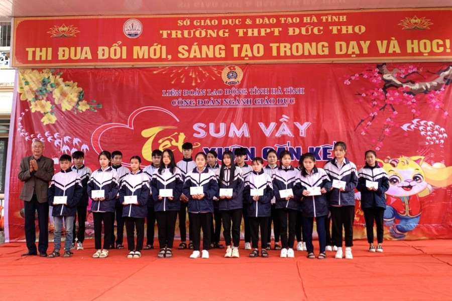 Ông Đoàn Đình Anh - Chủ tịch Hội Khuyến học tỉnh Hà Tĩnh trao 20 suất quà trị giá 10 triệu đồng cho học sinh có hoàn cảnh khó khăn vươn lên học giỏi.