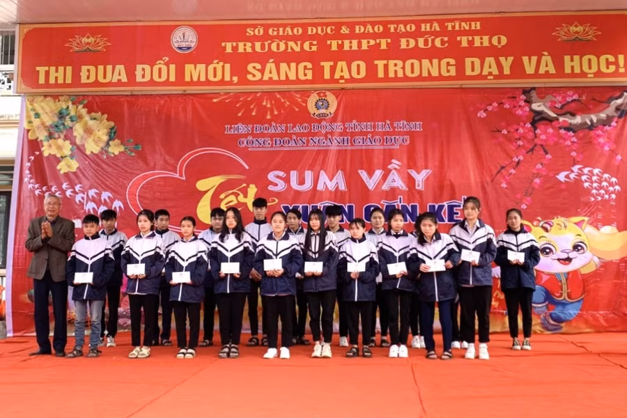 Ông Đoàn Đình Anh - Chủ tịch Hội Khuyến học tỉnh Hà Tĩnh trao 20 suất quà trị giá 10 triệu đồng cho học sinh có hoàn cảnh khó khăn vươn lên học giỏi.