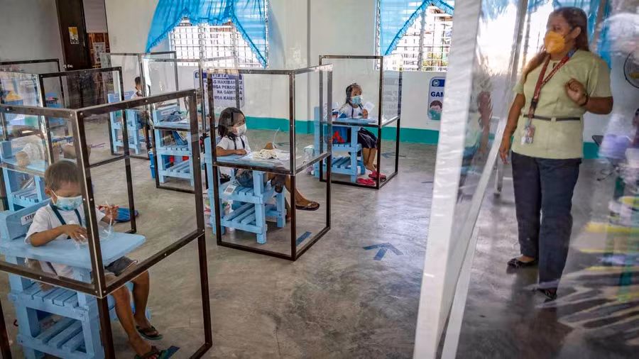 Một trường tiểu học tại Philippines thí điểm dạy học trực tiếp.