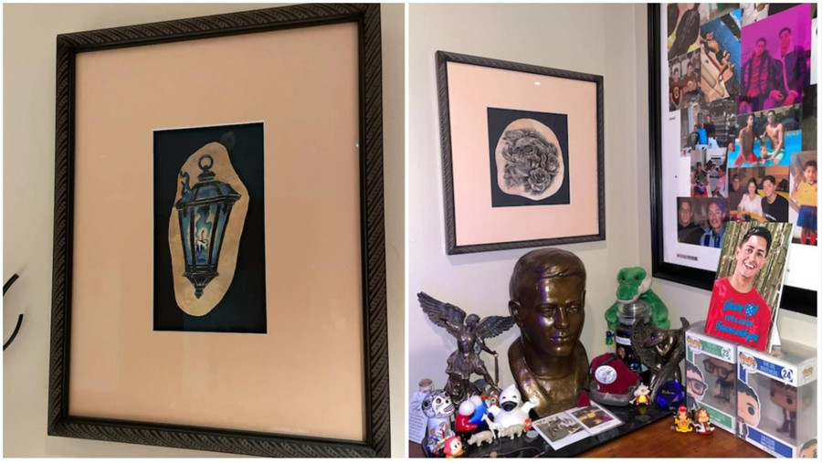 Hai bức tranh da tưởng niệm làm từ 2 mảnh da có hình xăm của em song sinh của Jonathan Gil. Hai bức tranh da tưởng niệm làm từ 2 mảnh da có hình xăm của em song sinh của Jonathan Gil.