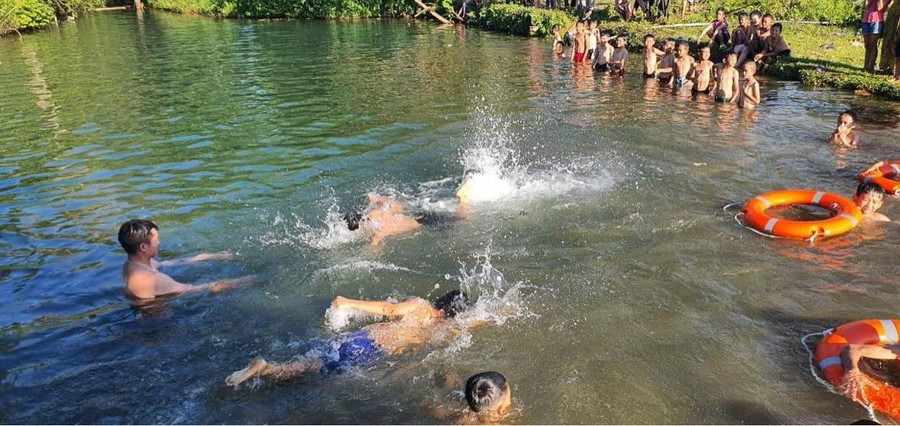 Một lớp học bơi do Đoàn xã Khai Trung tổ chức.