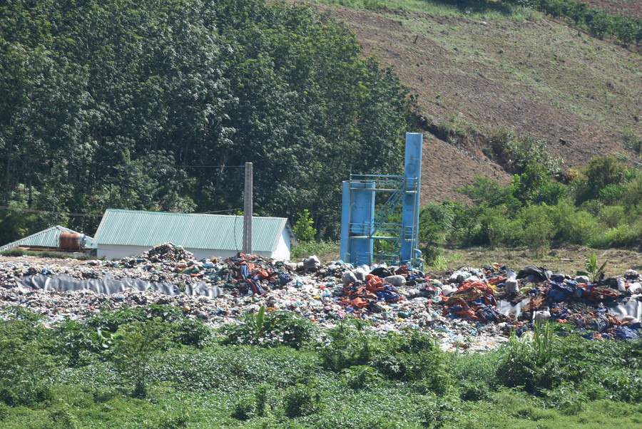 Bãi rác huyện Đắk Tô khiến người dân bất an vì ô nhiễm.