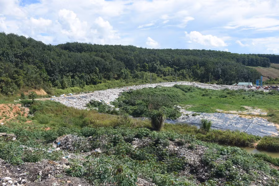 Những ngày mưa nước thải chảy xuống con suối bên cạnh, rác thải bị cuốn trôi vào nhà dân.