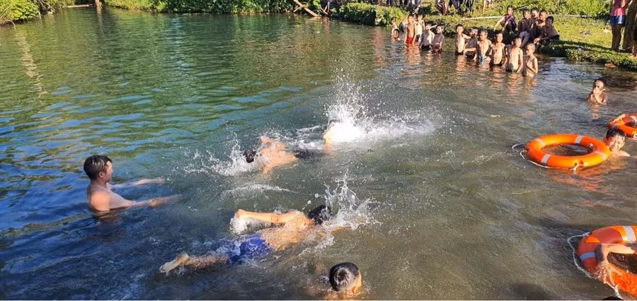 Một lớp học bơi do Đoàn xã Khai Trung tổ chức.