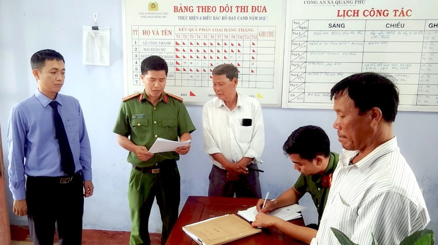 Cơ quan điều tra đọc lệnh bắt tạm giam đối với Phan Văn Trực. (Ảnh: Như Quỳnh) Cơ quan điều tra đọc lệnh bắt tạm giam đối với Phan Văn Trực. (Ảnh: Như Quỳnh)