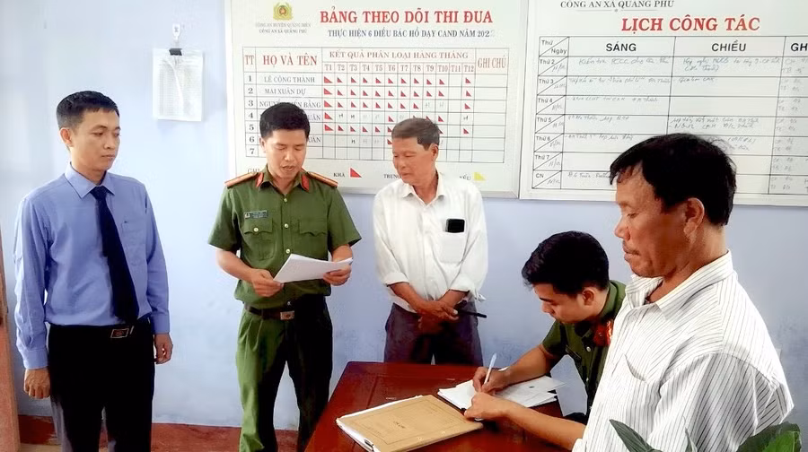 Cơ quan điều tra đọc lệnh bắt tạm giam đối với Phan Văn Trực. (Ảnh: Như Quỳnh)