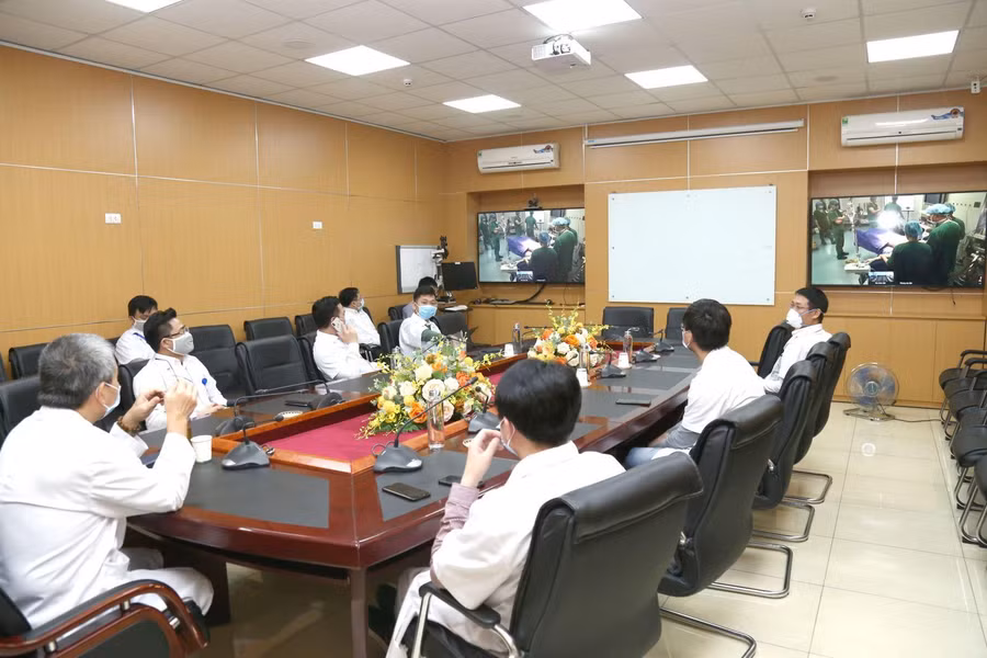 Các chuyên gia tại điểm cầu Bệnh viện Việt Đức hội chẩn từ xa ca phẫu thuật tràn khí màng phổi tái phát của Bệnh viện Đa khoa tỉnh Quảng Ninh. Ảnh: BVCC.