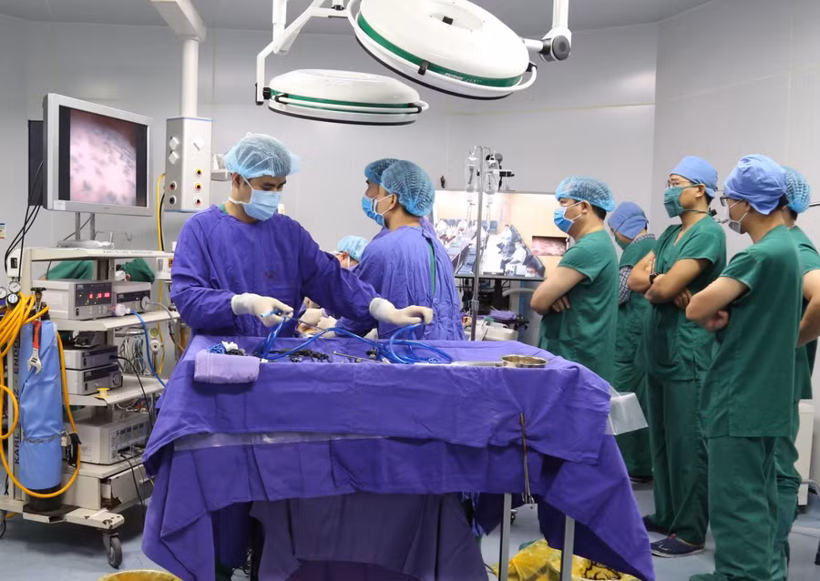 Các bác sĩ Bệnh viện Đa khoa tỉnh Quảng Ninh thực hiện ca mổ dưới sự tư vấn phẫu thuật từ xa của chuyên gia Bệnh viện Việt Đức qua hệ thống teleheath. Ảnh: BVCC.