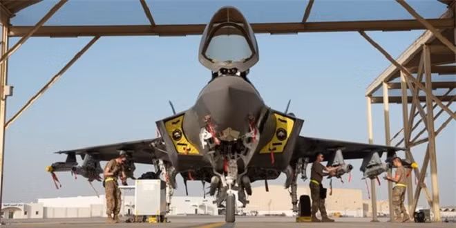 Máy bay Mỹ trong chế độ quái thú.