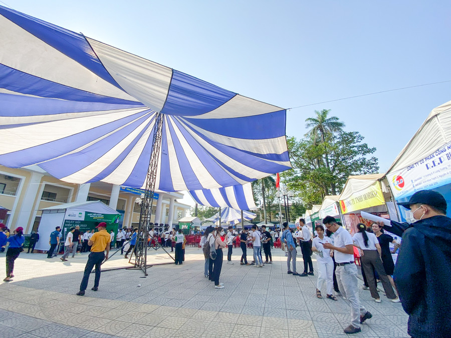Ngày hội việc làm thu hút hàng trăm sinh viên tham gia.