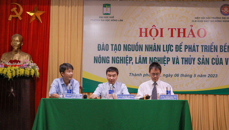 Các đại biểu tham gia giải đáp một số vấn đề liên quan về đào tạo nguồn nhân lực để phát triển bền vững nông nghiệp, lâm nghiệp và thủy sản. (Ảnh: Đại Dương).