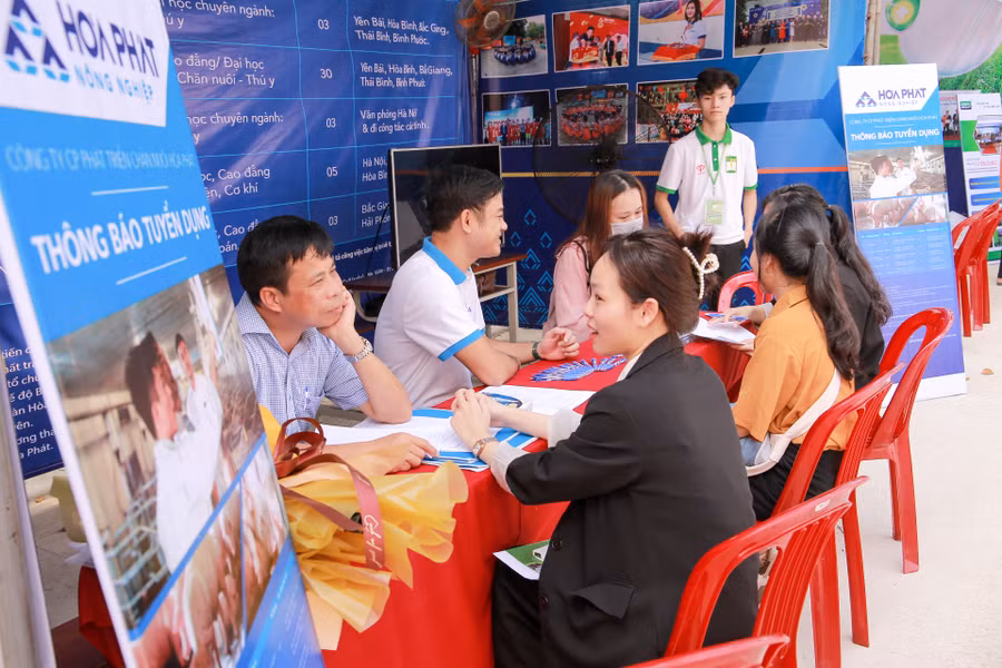 Ngày hội việc làm là cơ hội để sinh viên thể hiện năng lực với các nhà tuyển dụng.