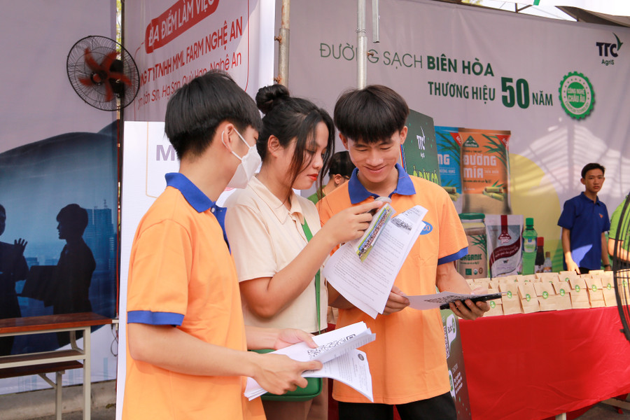 Nhiều sinh viên tìm kiếm cơ hội việc làm cho mình ngay từ lúc ngồi trên ghế nhà trường.