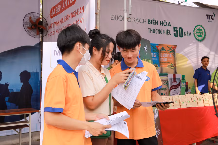 Nhiều sinh viên tìm kiếm cơ hội việc làm cho mình ngay từ lúc ngồi trên ghế nhà trường.