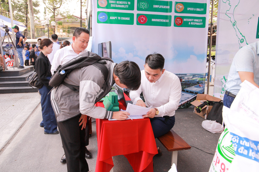 Hơn 37 công ty, doanh nghiệp tuyển dụng với hơn 2.700 vị trí việc làm cho sinh viên.