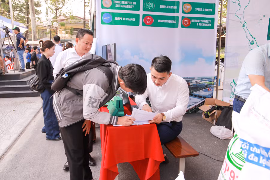 Hơn 37 công ty, doanh nghiệp tuyển dụng với hơn 2.700 vị trí việc làm cho sinh viên.