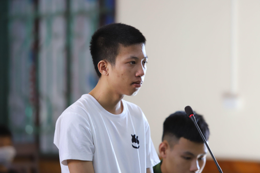 Nguyễn Văn Phong (17 tuổi, xã Xuân Liên, huyện Nghi Xuân, Hà Tĩnh) tại phiên tòa xét xử sơ thẩm. Nguyễn Văn Phong (17 tuổi, xã Xuân Liên, huyện Nghi Xuân, Hà Tĩnh) tại phiên tòa xét xử sơ thẩm.
