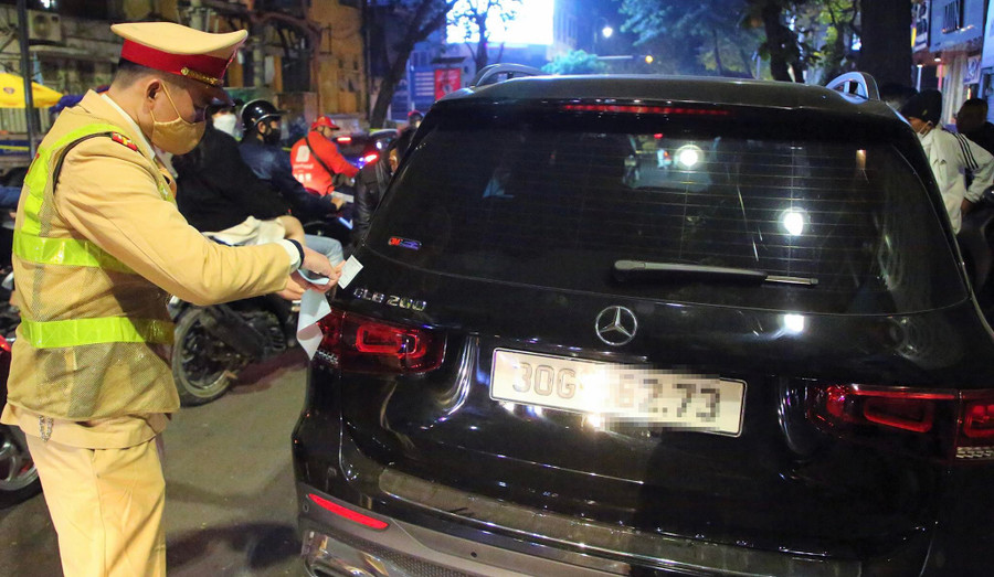 Cảnh sát giao thông tạm giữ phương tiện khi lái xe vi phạm nồng độ cồn. Cảnh sát giao thông tạm giữ phương tiện khi lái xe vi phạm nồng độ cồn.