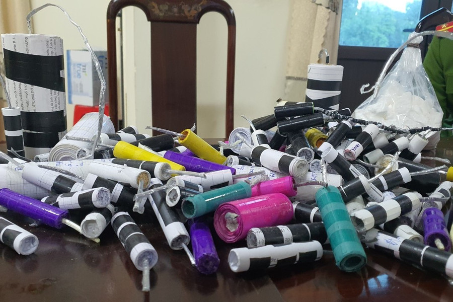 Rất nhiều loại pháo do học sinh ở Hà Tĩnh chế tạo bị lực lượng chức năng phát hiện thu giữ trong thời gian gần đây. Rất nhiều loại pháo do học sinh ở Hà Tĩnh chế tạo bị lực lượng chức năng phát hiện thu giữ trong thời gian gần đây.