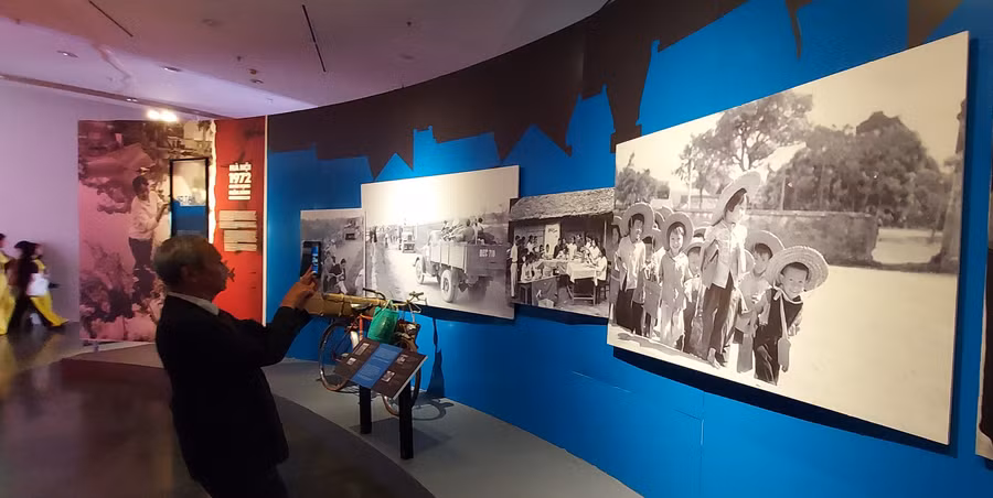 Triển lãm 'Hà Nội 1972 - Khát vọng Hòa Bình' có góc nhìn riêng về nỗi đau chiến tranh. Ảnh: Bình Thanh.