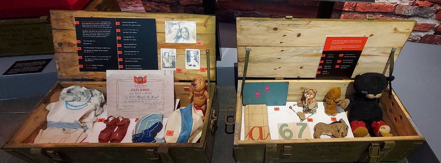 Hai chiếc hòm đạn mang những hiện vật 'biết nói' được trưng bày tại triển lãm 'Hà Nội 1972 - Khát vọng Hòa Bình'. Ảnh: Bình Thanh. Hai chiếc hòm đạn mang những hiện vật 'biết nói' được trưng bày tại triển lãm 'Hà Nội 1972 - Khát vọng Hòa Bình'. Ảnh: Bình Thanh.