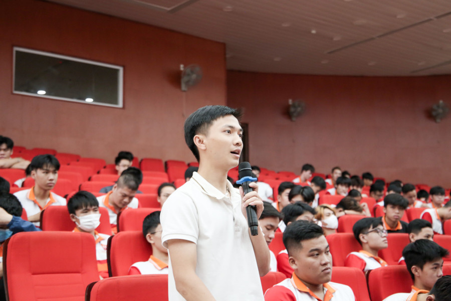 Chương trình không chỉ có sinh viên của Khoa Kỹ thuật và Công nghệ mà còn có sinh viên của Trường ĐH Khoa học tham gia trao đổi, đặt câu hỏi.