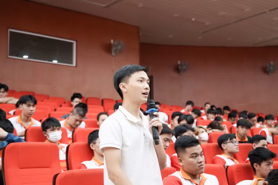 Chương trình không chỉ có sinh viên của Khoa Kỹ thuật và Công nghệ mà còn có sinh viên của Trường ĐH Khoa học tham gia trao đổi, đặt câu hỏi.