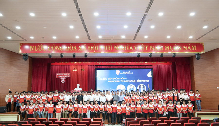 Các giảng viên, sinh viên hào hứng tham gia và chụp ảnh lưu niệm tại chương trình.