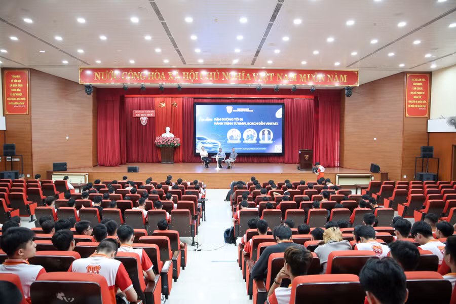 Buổi tọa đàm thu hút hàng trăm sinh viên tham gia.