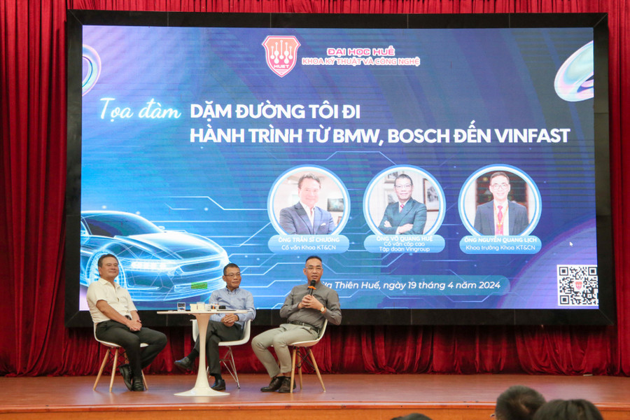 Các chuyên gia trao đổi, giải đáp các câu hỏi của sinh viên.