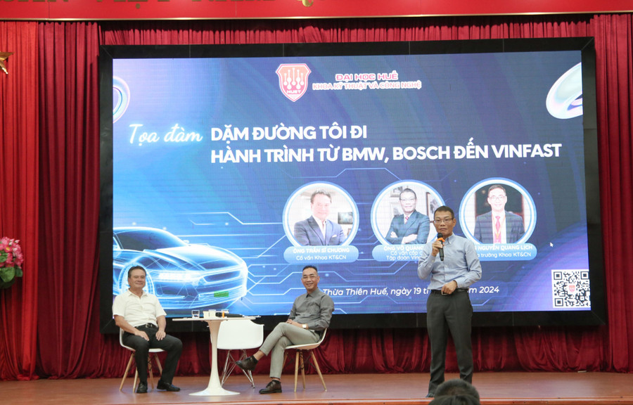 Ông Võ Quang Huệ - cố vấn cấp cao của Tập đoàn Vingroup giao lưu, chia sẻ với sinh viên về kinh nghiệm thực tiễn của ngành sản xuất ô tô.