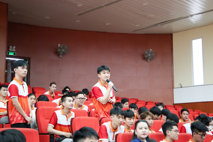 Sinh viên Khoa Kỹ thuật và Công nghệ - ĐH Huế hào hứng đặt nhiều câu hỏi cho các chuyên gia liên quan đến lĩnh vực sản xuất ô tô, cơ hội nghề nghiệp, kỹ năng học tiếng anh,.... tại buổi tọa đàm.