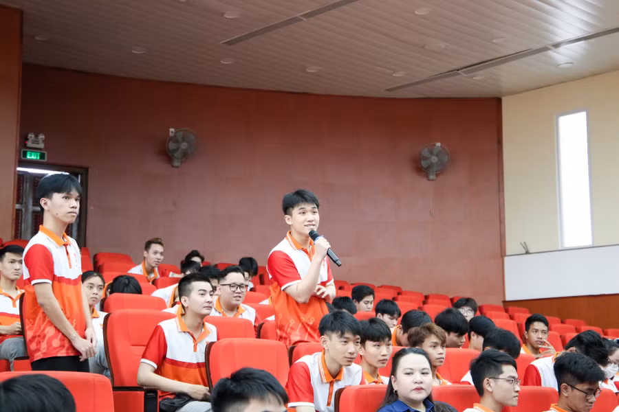 Sinh viên Khoa Kỹ thuật và Công nghệ - ĐH Huế hào hứng đặt nhiều câu hỏi cho các chuyên gia liên quan đến lĩnh vực sản xuất ô tô, cơ hội nghề nghiệp, kỹ năng học tiếng anh,.... tại buổi tọa đàm.