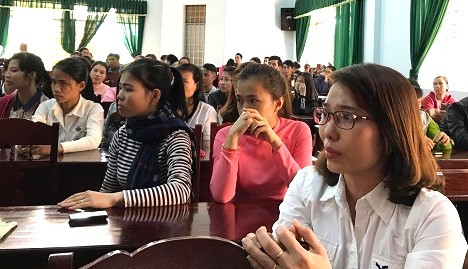 Một buổi đối thoại giữa UBND huyện Krông Pắc với các giáo viên bị chấm dứt hợp đồng. Ảnh: TL Một buổi đối thoại giữa UBND huyện Krông Pắc với các giáo viên bị chấm dứt hợp đồng. Ảnh: TL