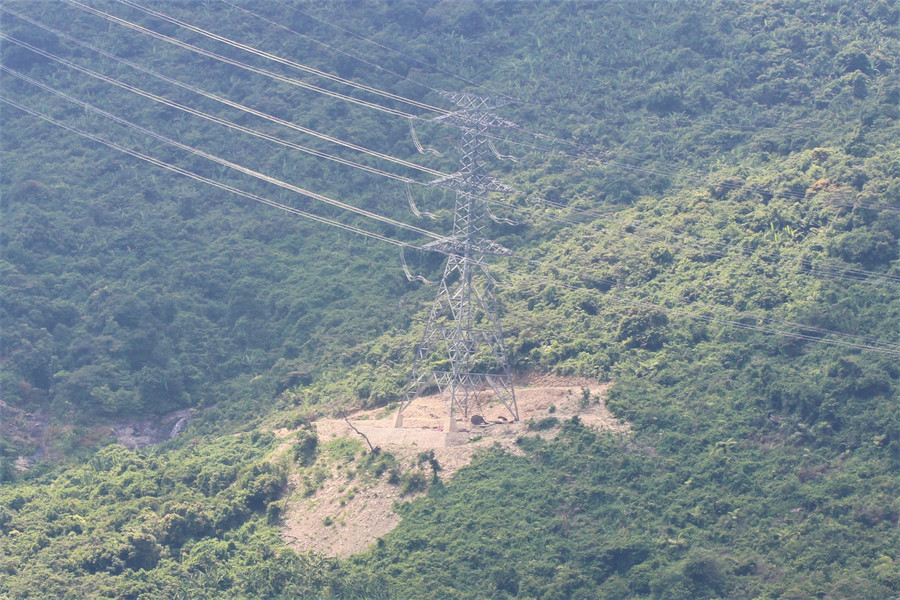 Đường dây có 75 vị trí móng cột, đi qua địa phận tỉnh Hà Tĩnh và Quảng Bình. Đơn vị thi công gồm: Công ty TNHH MTV Xây lắp điện 2, Công ty TNHH MTV Xây lắp điện 4 và Công ty cổ phần Lắp máy (INCO).