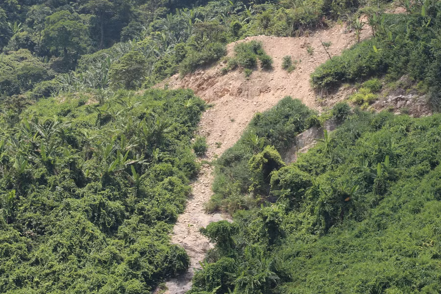 Ông Nguyễn Việt Hùng (phường Kỳ Phương, thị xã Kỳ Anh) cho biết, quá trình thi công, các đơn vị đã đào đường vận chuyển, đào móng chôn cọc khiến lượng lớn đất đá tràn sang nhiều diện tích khác không được khắc phục. Không những thế, nhiều vị trí bắt đầu có hiện tượng nứt, sạt. Không chỉ ảnh hưởng đến cảnh quan môi trường mà nguy cơ sạt lở về mùa mưa lũ đang hiện hữu.