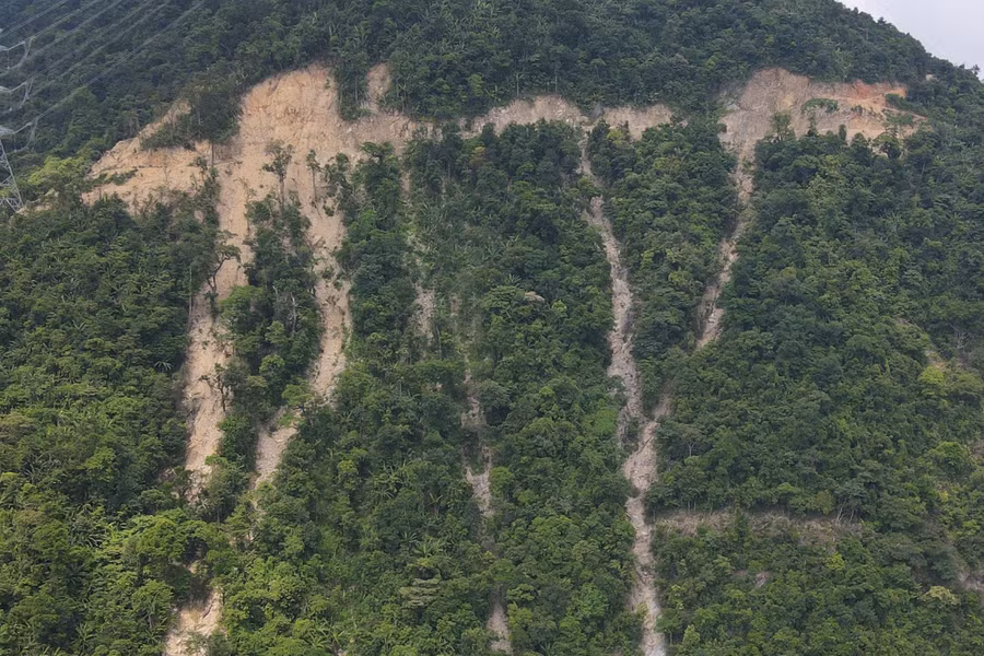 Đất đá tràn khắp nhiều diện tích đồi núi, nhiều vị trí đã có hiện tượng nứt rạn.