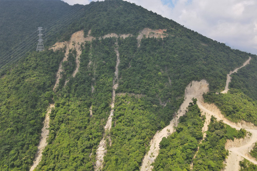 Ngày 31/7, Tổng Công ty Truyền tải điện quốc gia (EVNNPT), Ban Quản lý dự án các công trình điện miền Trung (CPMB) phối hợp với các đơn vị liên quan đóng điện kỹ thuật đường dây 500kV Vũng Áng – Quảng Trạch.