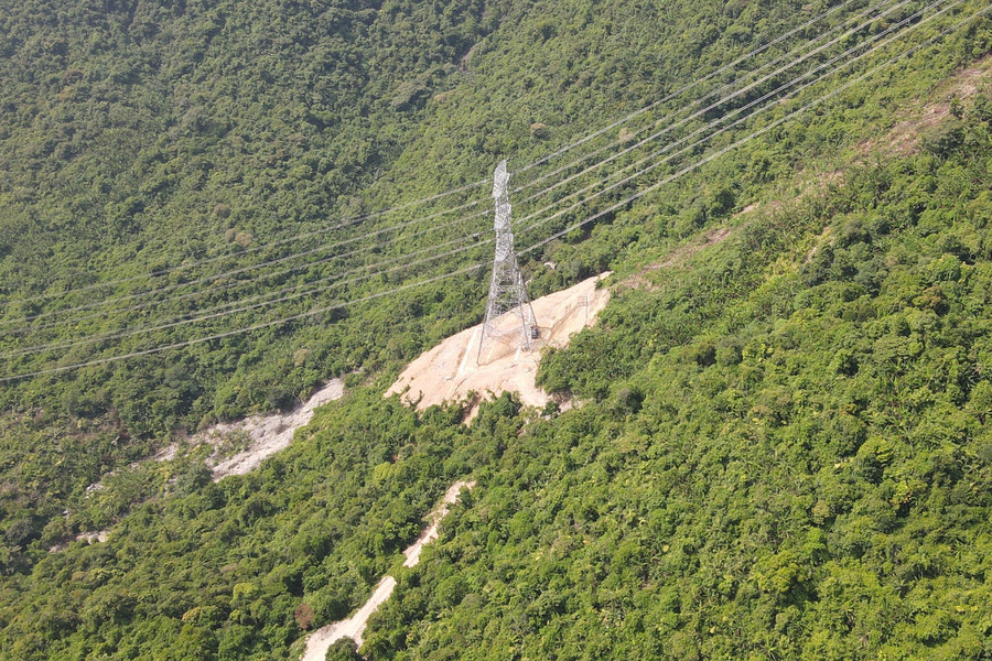 Công trình được phát lệnh khởi công tháng 12/2018. Quy mô xây dựng: đường dây 500kV mạch kép dài hơn 32,6km từ TBA 500kV Vũng Áng đến Sân phân phối 500kV Quảng Trạch (qua địa phận các tỉnh Hà Tĩnh và Quảng Bình).