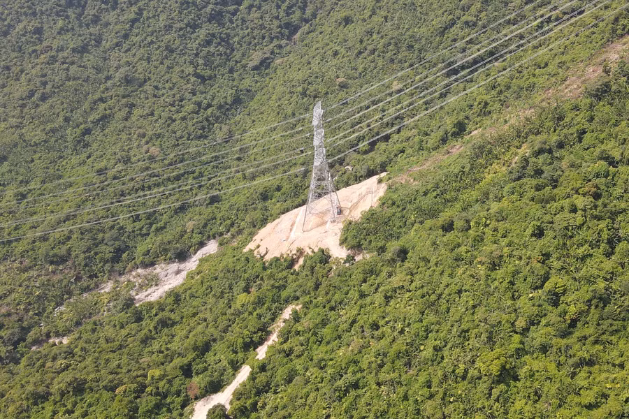 Công trình được phát lệnh khởi công tháng 12/2018. Quy mô xây dựng: đường dây 500kV mạch kép dài hơn 32,6km từ TBA 500kV Vũng Áng đến Sân phân phối 500kV Quảng Trạch (qua địa phận các tỉnh Hà Tĩnh và Quảng Bình).