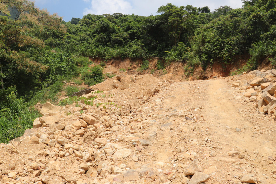 Không thể phủ nhận tầm quan trọng trong việc hoàn thành toàn bộ dự án đường dây 500kV mạch 3. Tuy nhiên, quá trình thi công, nhiều diện tích đồi núi ở thị xã Kỳ Anh bị băm xẻ nham nhở, không có phương án hoàn trả mặt bằng, chống sạt lở khiến nhiều người dân lo lắng về hậu quả về môi trường mà Dự án trên gây ra.