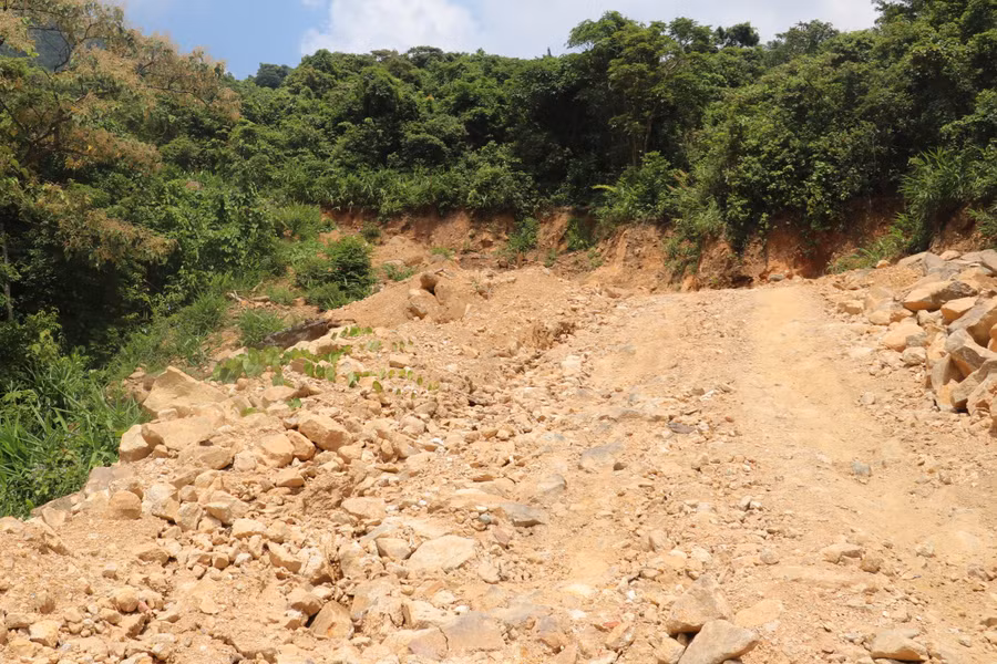 Không thể phủ nhận tầm quan trọng trong việc hoàn thành toàn bộ dự án đường dây 500kV mạch 3. Tuy nhiên, quá trình thi công, nhiều diện tích đồi núi ở thị xã Kỳ Anh bị băm xẻ nham nhở, không có phương án hoàn trả mặt bằng, chống sạt lở khiến nhiều người dân lo lắng về hậu quả về môi trường mà Dự án trên gây ra.