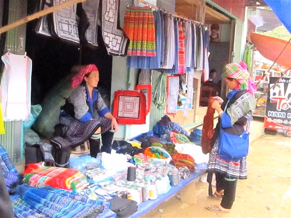 Đồng bào Mường Tè xuống chợ phiên.